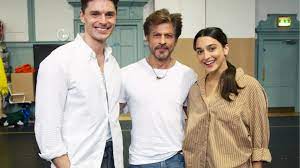 Shah Rukh Khan Surprises Cast of ‘Come Fall In Love – The DDLJ Musical’ in London, Sparks Nostalgia